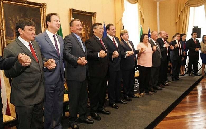 Governadores enviam carta a Bolsonaro e pedem diplomacia com China e Índia para garantir vacina